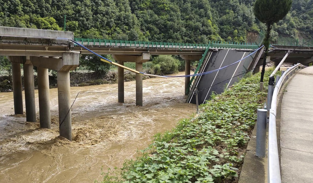 A bridge collapsed in China: 11 people died, 30 are missing