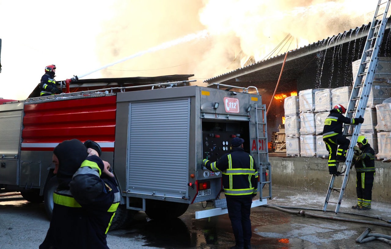 Intervenție de 24 de ore pentru a stinge incendiul de la Ciocana: Flăcările au distrus circa trei mii de metri pătrați ai unui depozit