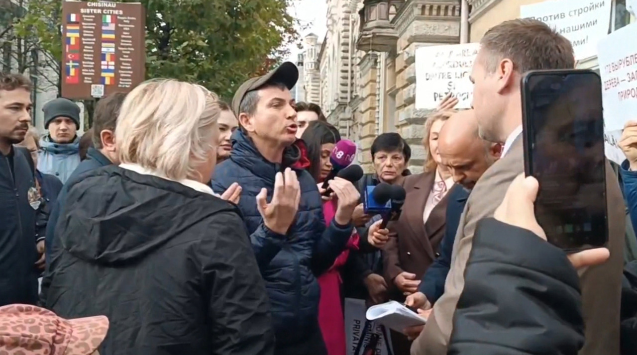 Stadion școlar sau zonă comercială? Locatarii din preajma Liceului „Matei Basarab” au protestat la Primărie