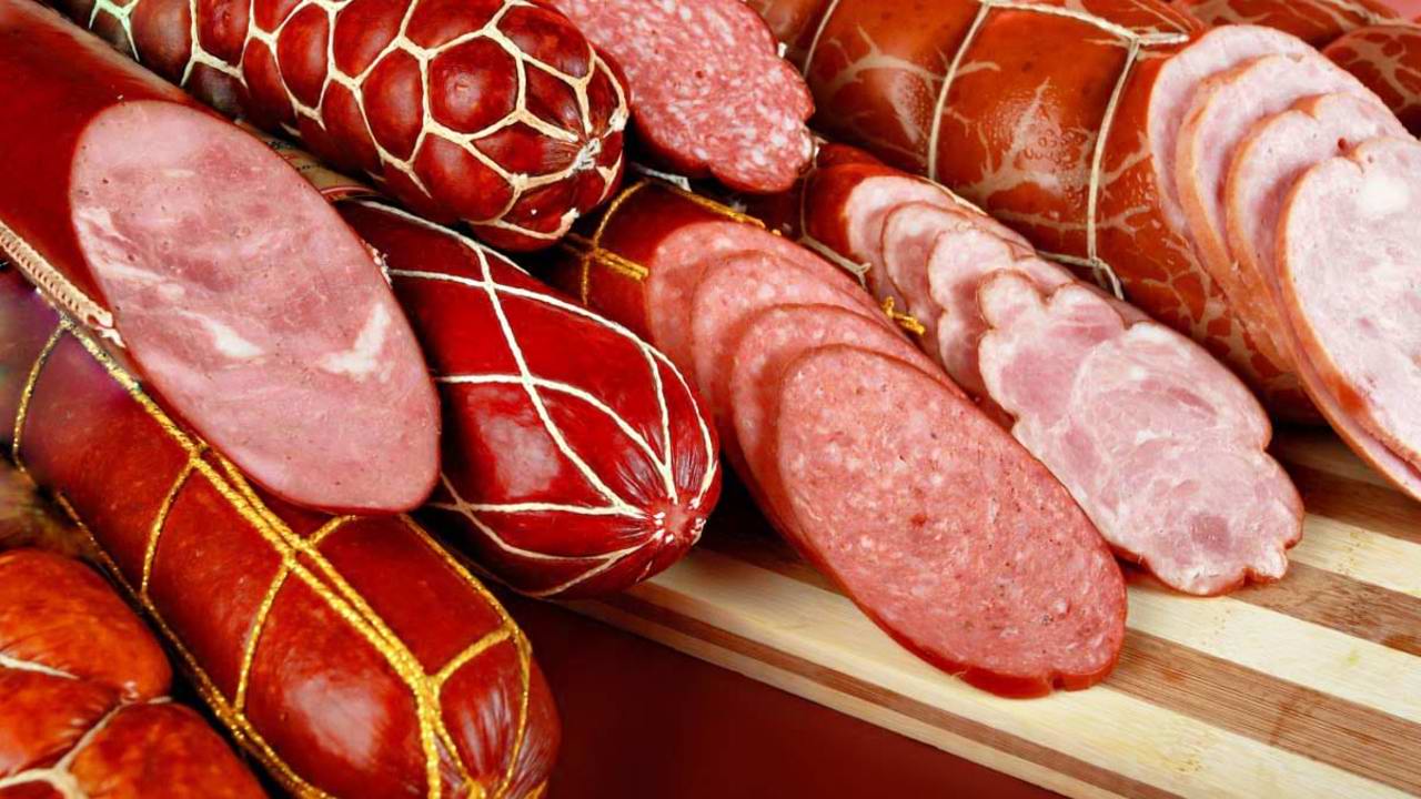 Prețurile la mezeluri ar putea crește cu până la 12%, spun procesatorii. MAIA afirmă că nu sunt motive pentru scumpiri