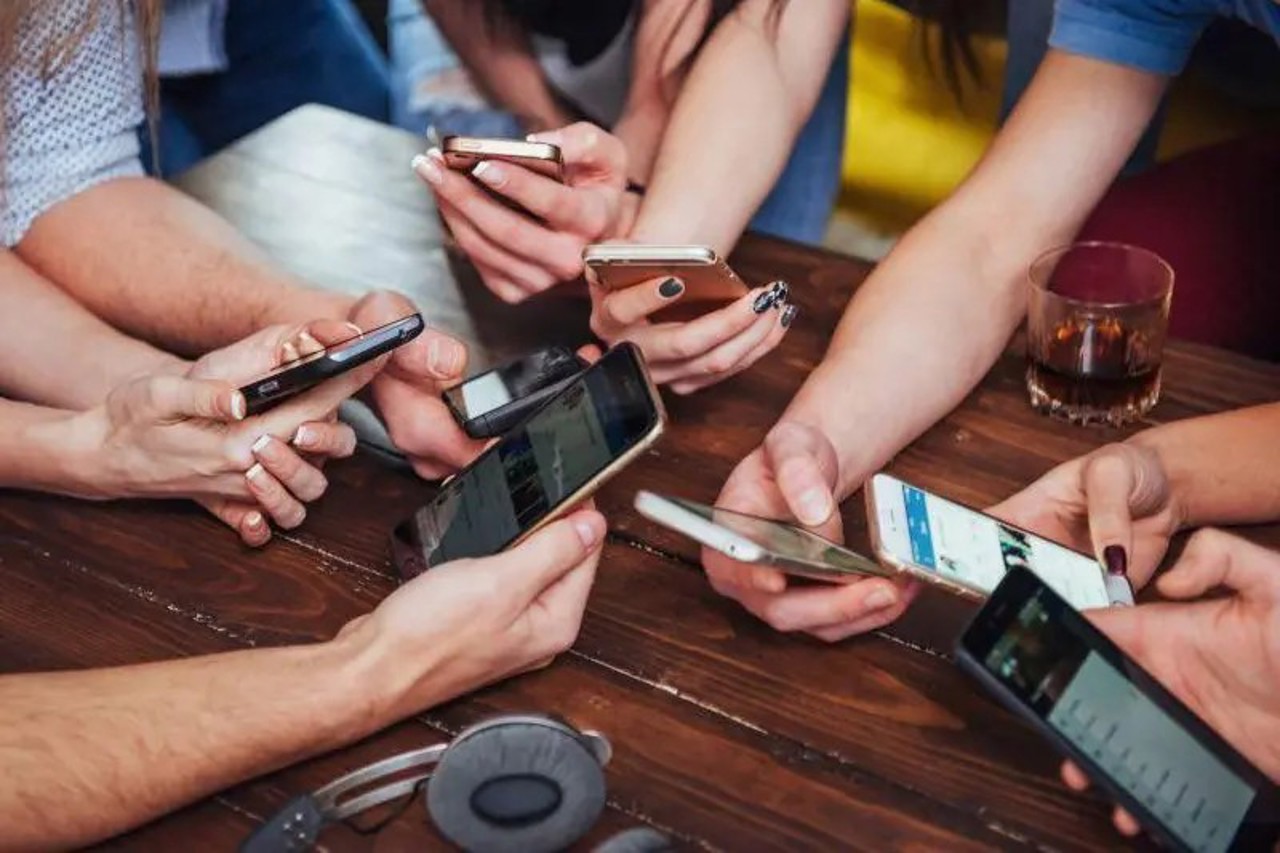 Cum ne afectează rețelele de socializare sănătatea mintală și ce putem face pentru a ne proteja copiii: sfatul psihoterapeutului