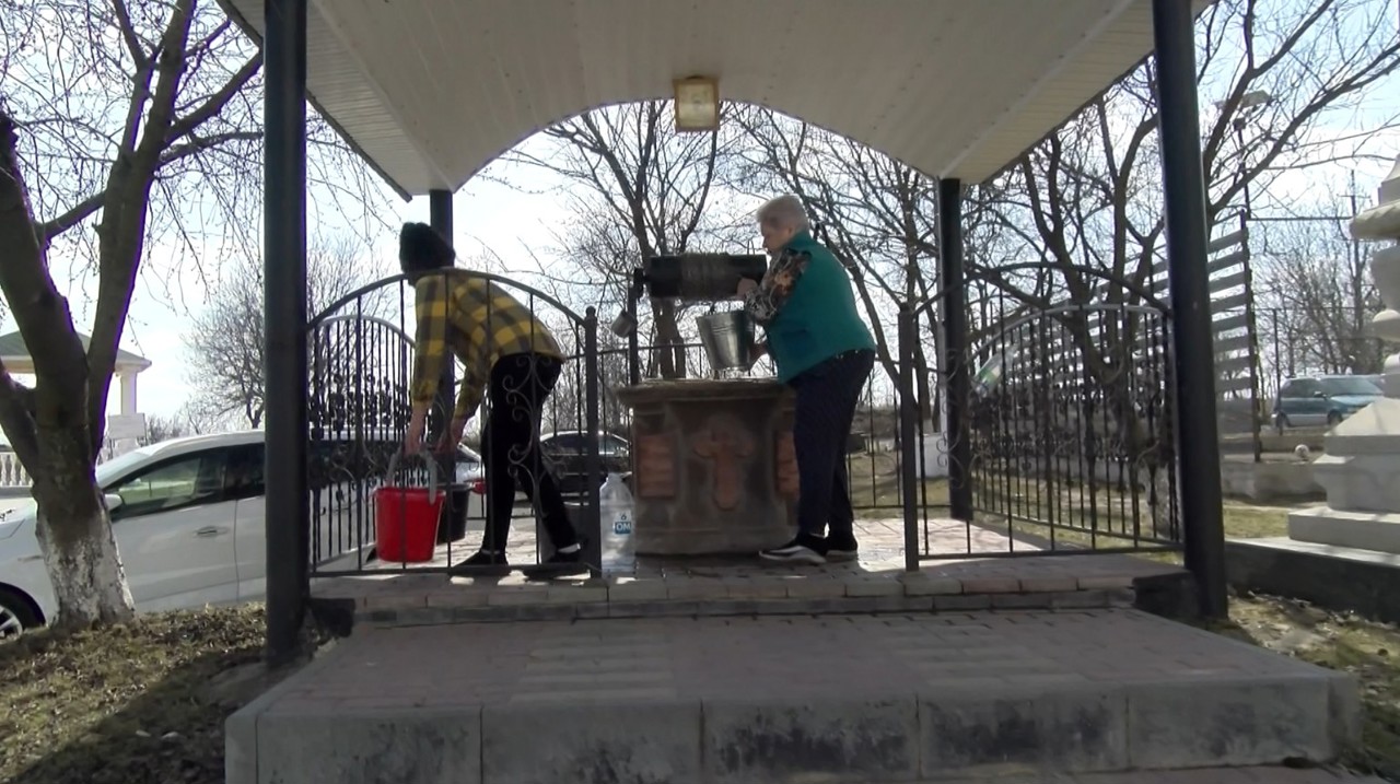 Soroca, fără apă la robinete. Locuitorii, nevoiți să care apă cu găleata de la fântâni, autoritățile intervin cu cisterne  