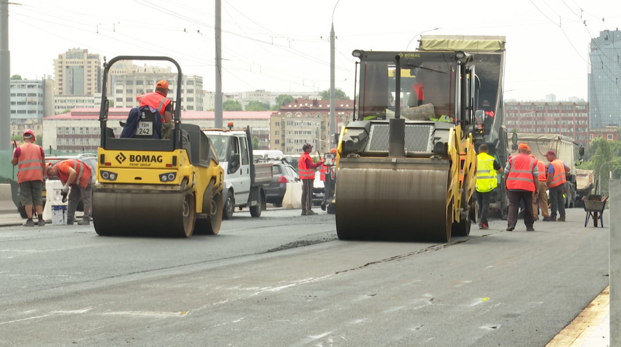 Muncitori pe pod, șoferi în ambuteiaj: reparațiile pe strada Mihai Viteazul continuă