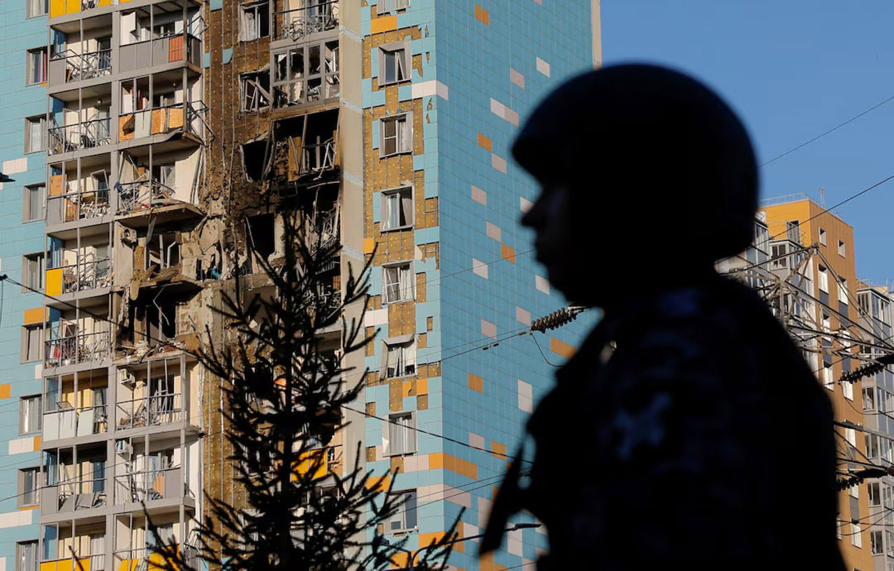 Reuters / Un ofițer de poliție stă de pază lângă o clădire rezidențială cu mai multe etaje avariată în urma unui presupus atac ucrainean cu dronă în Ramenskoye din Moscova, Rusia, 10 septembrie