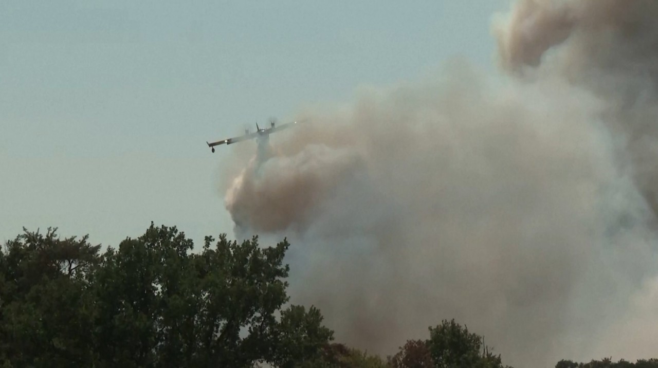 Incendiu de proporții lângă Paris: Flăcările au amenințat Castelul Fontainebleau, pe fondul caniculei extreme din Europa