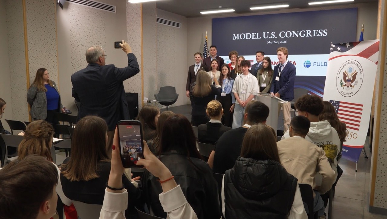 Au simulat Congresul SUA: Elevi din R. Moldova au votat o lege care propune aplicație pentru transparența banului public 
