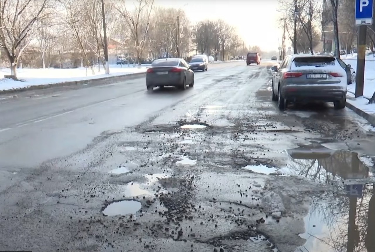 Străzile Chișinăului, reparate etapizat: Cetățenii, rugați să fie înțelegători