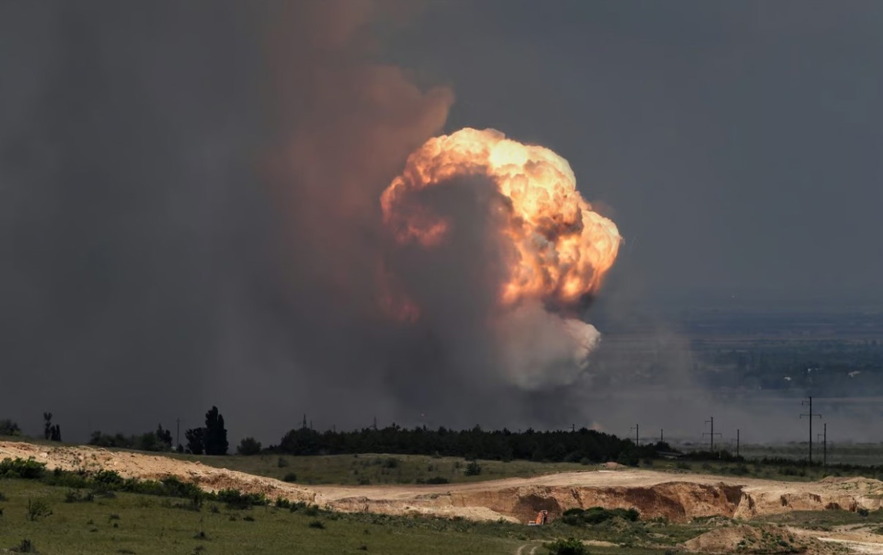 Россия вновь закрыла Крымский мост после нападения на склад боеприпасов